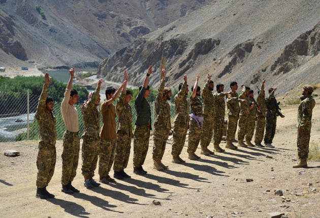 En Afghanistan, qui peut résister aux talibans aujourd'hui? (Photo d'illustration: des soldats du FRN d'Ahmad Massoud au Panchir s'entrainent le 29 août 2021 par AP Photo/Jalaluddin Sekandar)