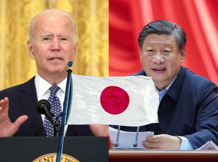 バイデン大統領と習近平国家主席に挟まれる日本国旗（イメージ）