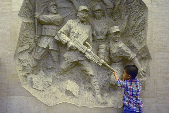 中国の抗日戦争記念館を訪れる男児