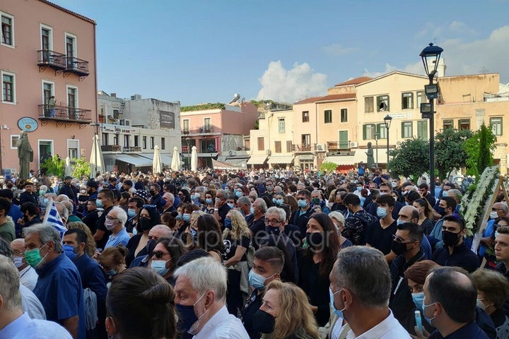 Το πλήθος έξω από τη Μητρόπολη Χανίων