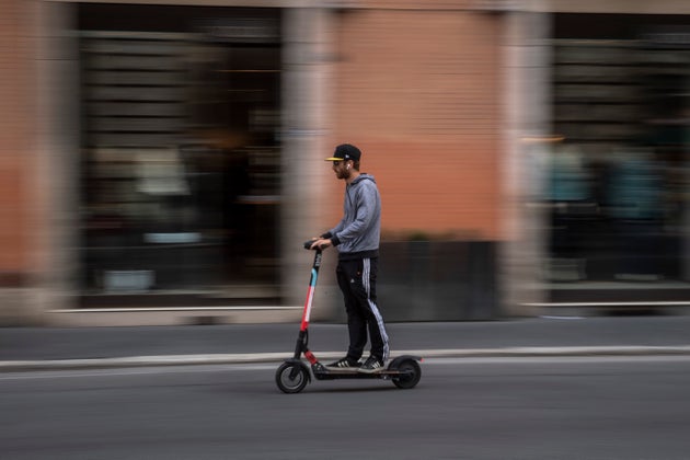 scontro tra auto e monopattino a roma muore 34enne l huffpost