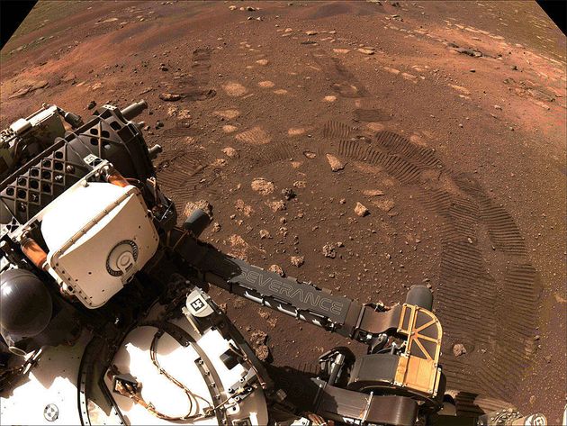 Cette image a été prise lors du 1er entraînement du rover Perseverance de la NASA sur Mars le 4 mars 2021. Le robot Perseverance cherche notamment des signes de vie ancienne, comme des traces de vie microbienne fossilisées dans les roches.