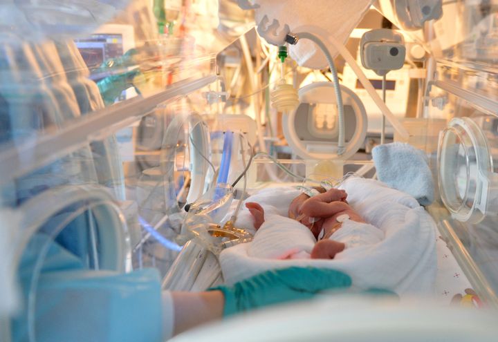Un bebé en una incubadora, en una foto de archivo