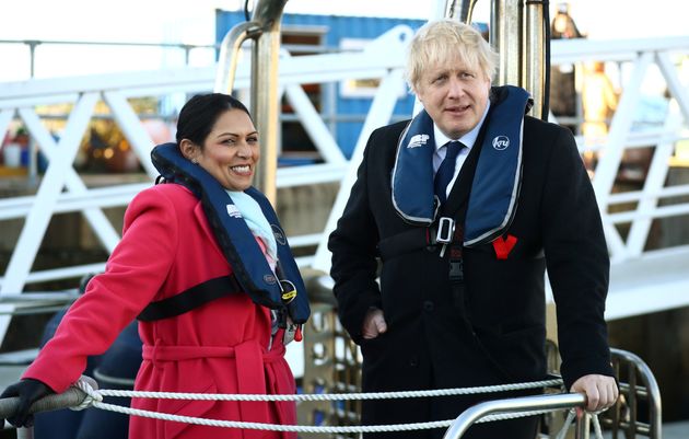 La ministre britannique de l'Intérieur Priti Patel et Boris Johnson ne cessent de mettre la pression...