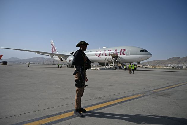 Un agent de sécurité qatari à l'aéroport de Kaboul le 9 septembre 2021.