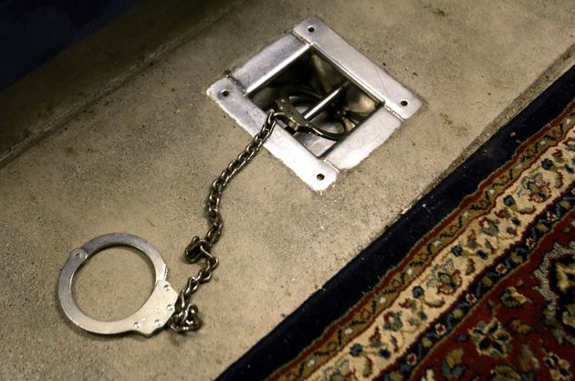 Photo de menottes aux pieds dans une salle d'interrogatoire de Guantanamo en 2006, avant que l'utilisation...