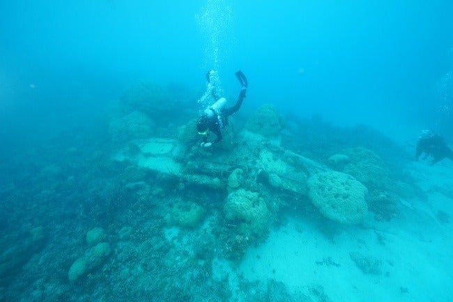 ミクロネシアの青い海の底に今も眠る「ゼロ戦」 ©山舩晃太郎