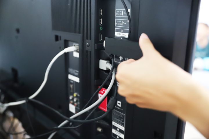 設定はFire TV StickをHDMIポートに挿し込んで、電源とwifiにつなぐだけ。面倒な配線工事は不要で、すぐ使える。