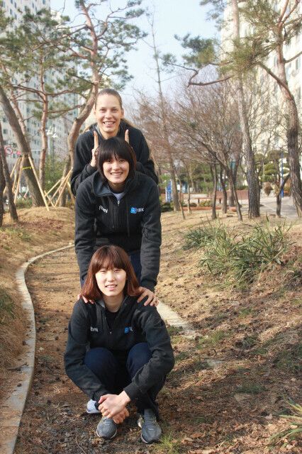 2012년 12월 김희진(가운데)이 당시 팀 동료였던 알레시아(맨 위), 박정아(현재 도로공사)와 함께 포즈를 취한