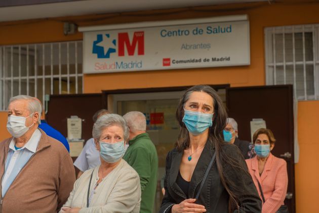 Vecinos de Abrantes (en Carabanchel, Madrid) se manifiestan a las puertas de su centro de salud por la...