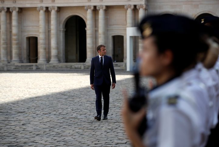 Ο Γάλλος πρόεδρος Εμανουέλ Μακρόν στην τελετή. Ian Langsdon/Pool via REUTERS