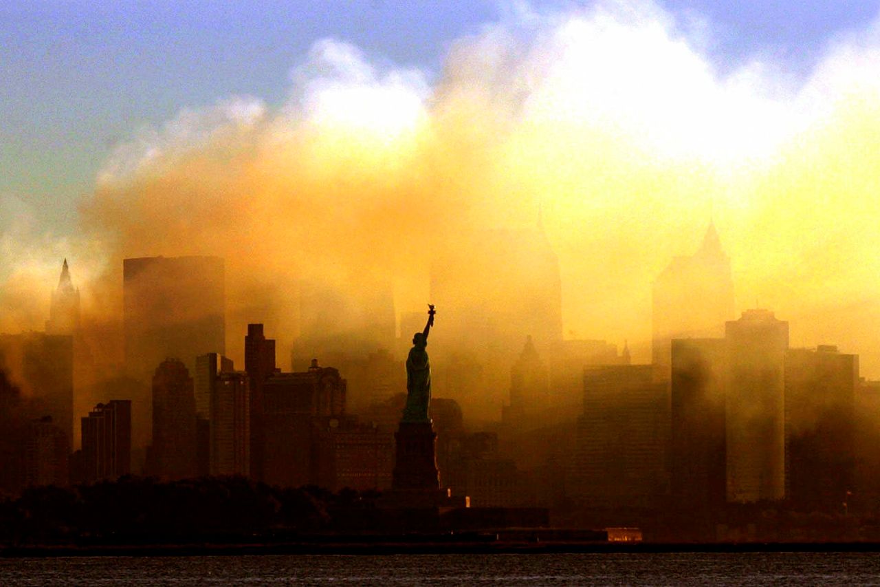 Το Αγαλμα της Ελευθερίας με φόντο τους καπνούς που πνίγουν το Μανχάταν, στις 15 Σεπτεμβρίου 2001. 
