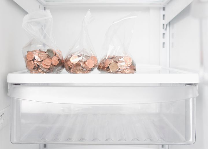 Μερικά κέρματα στο ψυγείο είναι ένας έξυπνος τρόπος να μάθουμε αν το φαγητό διατηρείται, για να το καταναλώσουμε μετά από μέρες