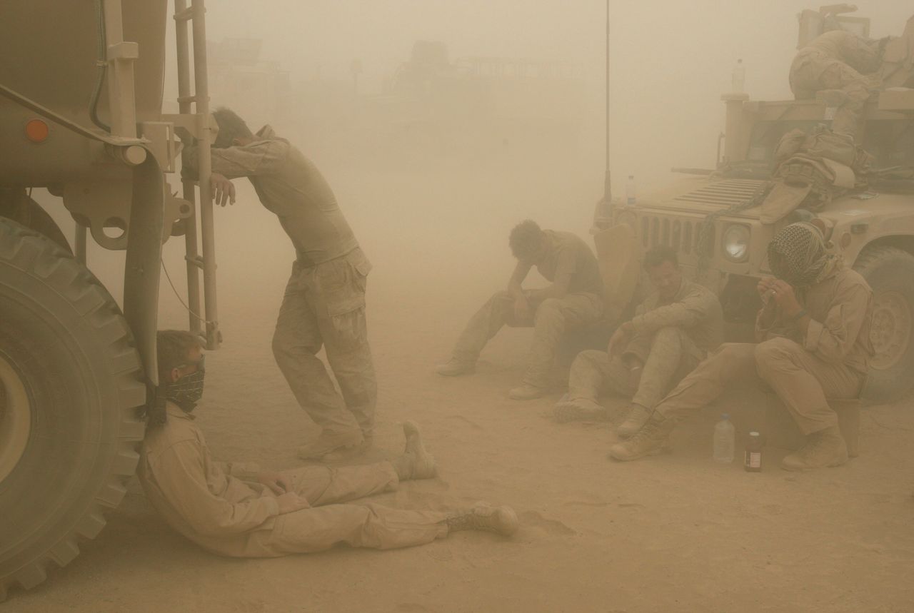 Αμερικανοί πεζοναύτες κατά την διάρκεια αμμοθύελας στο νότιο Αφγανιστάν.
