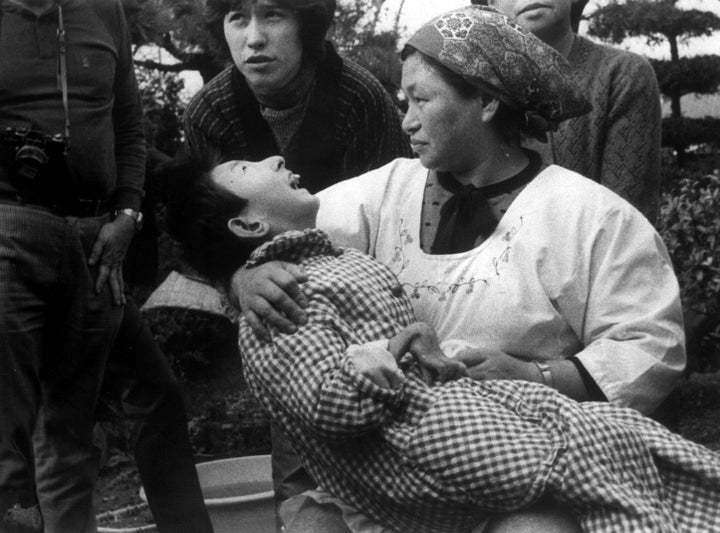 水俣病患者の子を抱き抱える女性=1973年撮影(記事中の仲村さん親子ではありません)