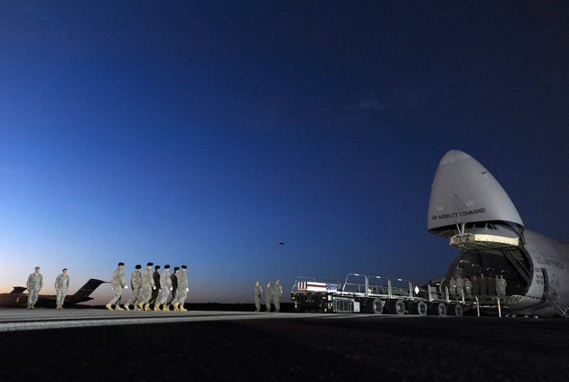 Αμερικανοί στρατιώτες συνοδεύουν την σορό πεσόντα συμμαχητή τους στο Αφγανιστάν, στις 23 Σεπτεμβρίου 2015. 