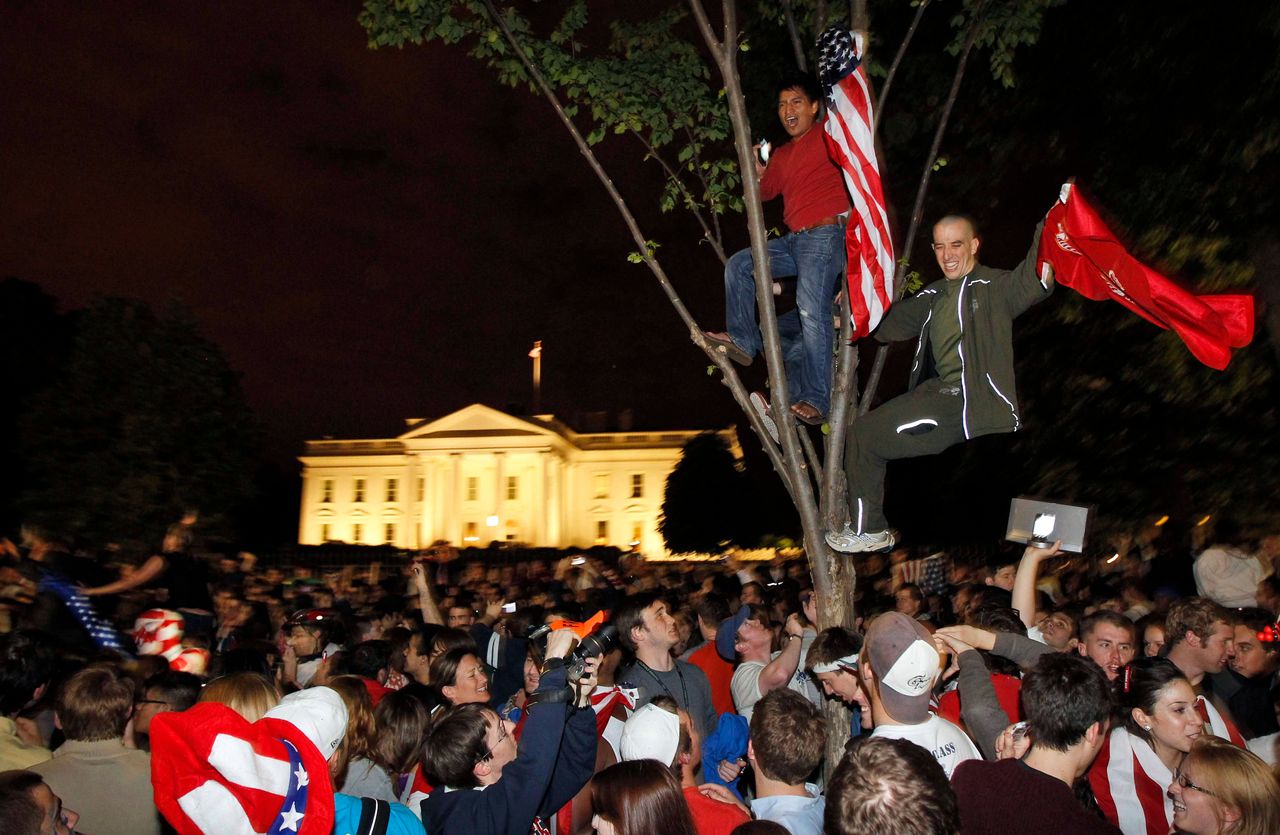 Πανηγυρισμοί έξω από τον Λευκό Οίκο, μετά την ανακοίνωση του Ομπάμα για τον θάνατο του Οσάμα Μπιν Λάντεν, στις 2 Μαΐου 2011. 