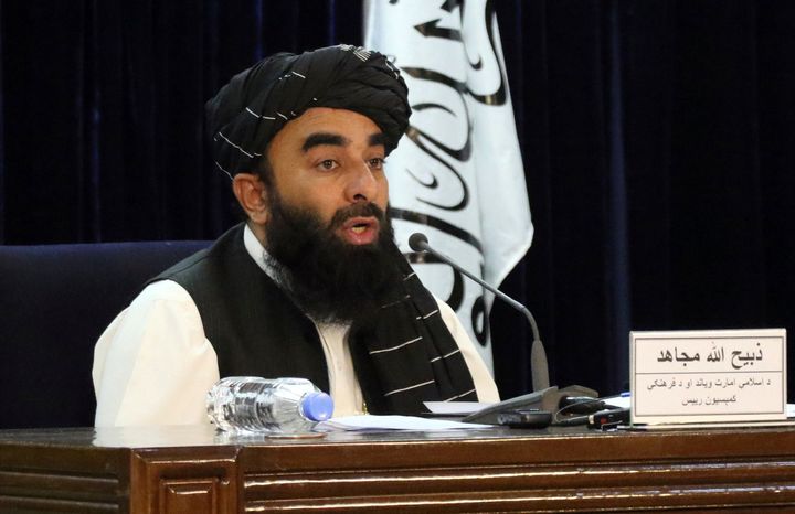 アフガニスタンの首都カブールで、暫定政権の樹立を発表するタリバンのムジャヒド報道官