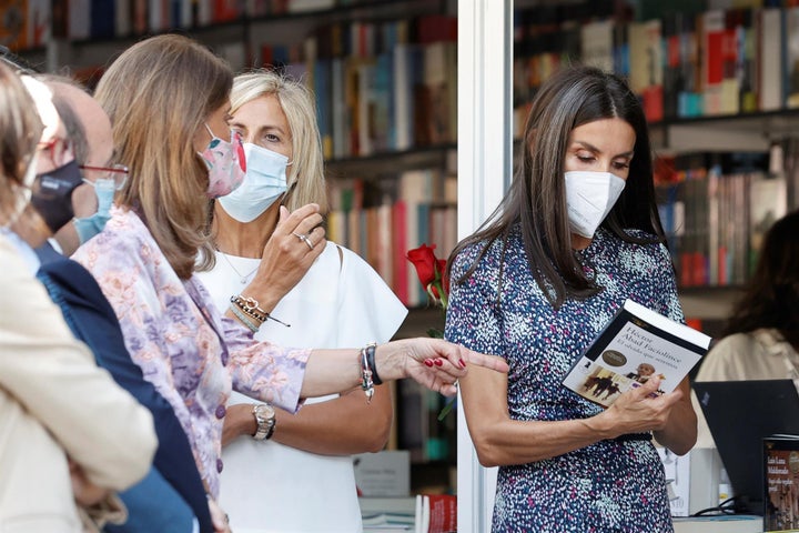 Letizia echa un vistazo a la sinopsis de la novela de Faciolince.