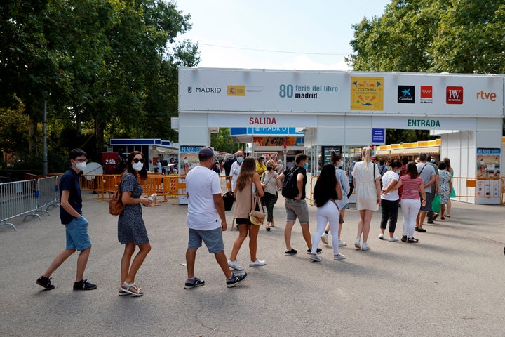 Varias personas visitan la Feria del Libro de Madrid.