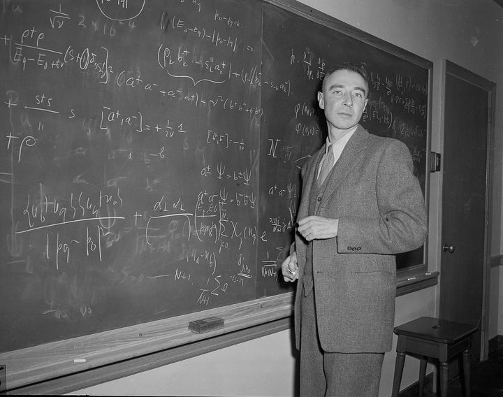 Ο δρ. Τζ. Ρόμπερτ Οπενχάιμερ στο Πανεπιστήμιο Πρίνστον, τον Δεκέμβριο του 1947, οκτώ μήνες πριν φύγει από τη ζωή. (AP Photo)