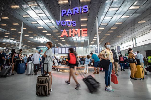 Des voyageurs masqués au départ de Paris Orly, le 26 juin 2020.