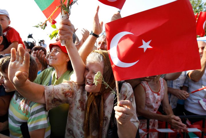 2008 Φωτογραφία αρχείου Μια ηλικιωμένη βουλγάρα με τούρκικη σημαία πανηγυρίζει για την επίσκεψη του τότε τούρκου προέδρου Αμπνουλάχ Γκιούλ