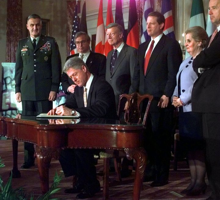 Ο Μπιλ Κλίντον με τον Αλ Γκόρ και την Μαντλίν Αλμπράιτ και τον Μπάιντεν (στα δεξιά) υπογράφουν το πρωτόκολλο για τη διεύρυνση του ΝΑΤΟ με την προσθήκη της Πολωνίας, της Ουγγαρίας και της Τσεχίας