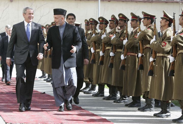 Ο Τζορτζ Μπους μαζί με τον Χαμίντ Καρζάι στο Αφγανιστάν