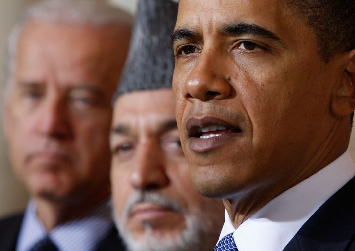 Ο πρόεδρος Ομπάμα, ο τότε αντιπρόεδρος Τζο Μπάιντεν και ο Χαμίντ Καρζάι
