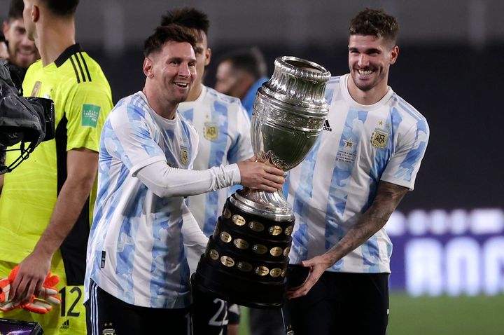 O Λιονέλ Μέσι και ο συμπαίκτης του στην Εθνική Αργεντινής, Ροδρίγο Ντε Πάουλ κρατάνε το τρόπαιο του Copa America μετά το τέλος του αγώνα της προκριματικής φάσης του Μουντιάλ κόντρα στη Βολιβία (9/9/2021)