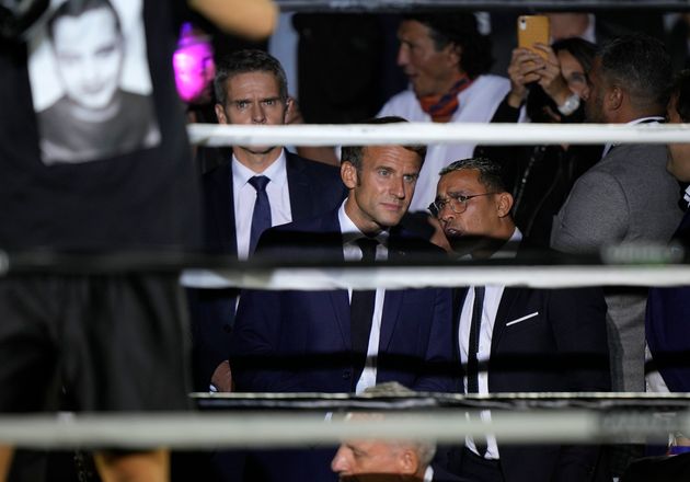 Emmanuel Macron dans une tribune du court Philippe-Chatrier lors du combat de Tony Yoka à Roland-Garros, à Paris, le 10 septembre 2021.