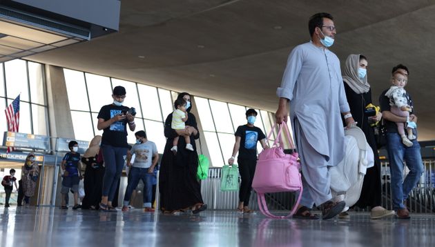 Des réfugiés afghans arrivant à l'aéroport international de Dulles, en Virginie aux États-Unis, le 2 septembre 2021.