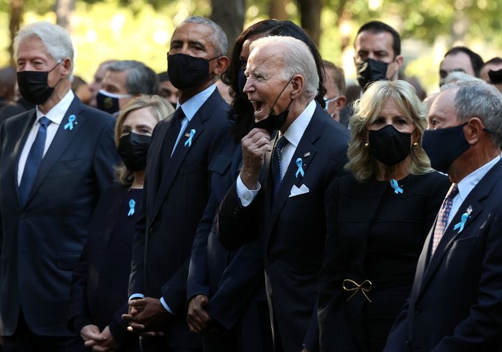 Ο αμερικανός πρόεδρος Τζο Μπάιντεν παρέστη στην τελετή στη μνήμης των 2.977 νεκρών των επιθέσεων, δίπλα στους προκατόχους του στην προεδρία Μπαράκ Ομπάμα και Μπιλ Κλίντον.