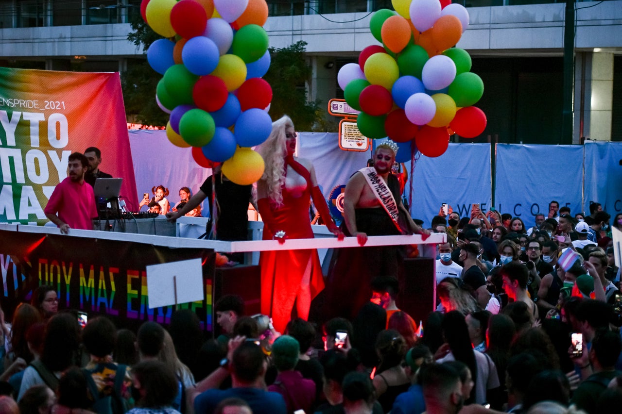 Στιγμιότυπο από την πορεία Athens Pride 2021 - πορεία περηφάνειας της ΛΟΑΤΚΙ ΚΑΙ LGBTQI+ κοινότητας. Γιορτή διεκδίκησης και μνήμης, με συνθήκες πανδημίας φέτος, αλλά με χαρακτήρα διαμαρτυρίας ενάντια σε μια ομοφοβική, τρανσφοβική και ρατσιστική κοινωνία, ενάντια την αστυνομική βία, την πατριαρχία, την ανισότητα, την απομόνωση και την κακοποίηση, Σάββατο 11 Σεπτεμβρίου 2021 (ΤΑΤΙΑΝΑ ΜΠΟΛΑΡΗ/ EUROKINISSI)