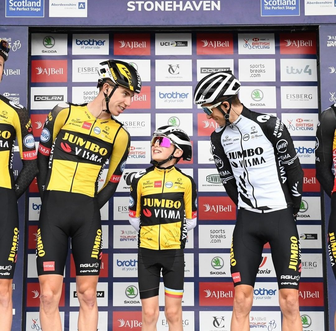 Sur le Tour cycliste de Grande-Bretagne, ce petit garçon a volé la vedette au peloton