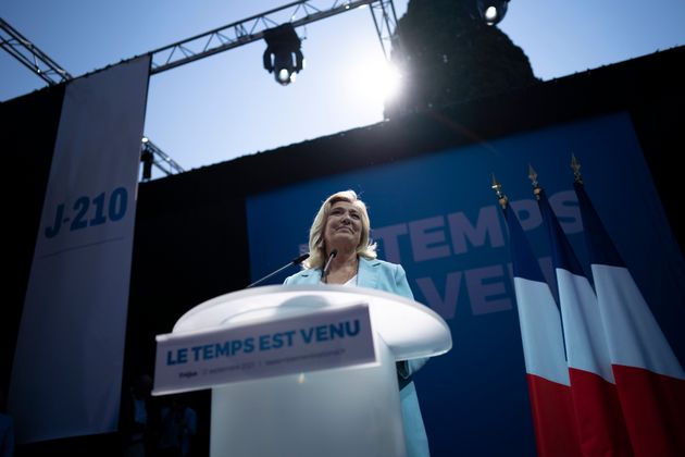 Le 12 septembre 2021 à Fréjus, Marine Le Pen a prononcé son discours de rentrée se présentant comme la candidate des “libertés” à vivre “comme des Français” en vue de 2022. (AP Photo/Daniel Cole)