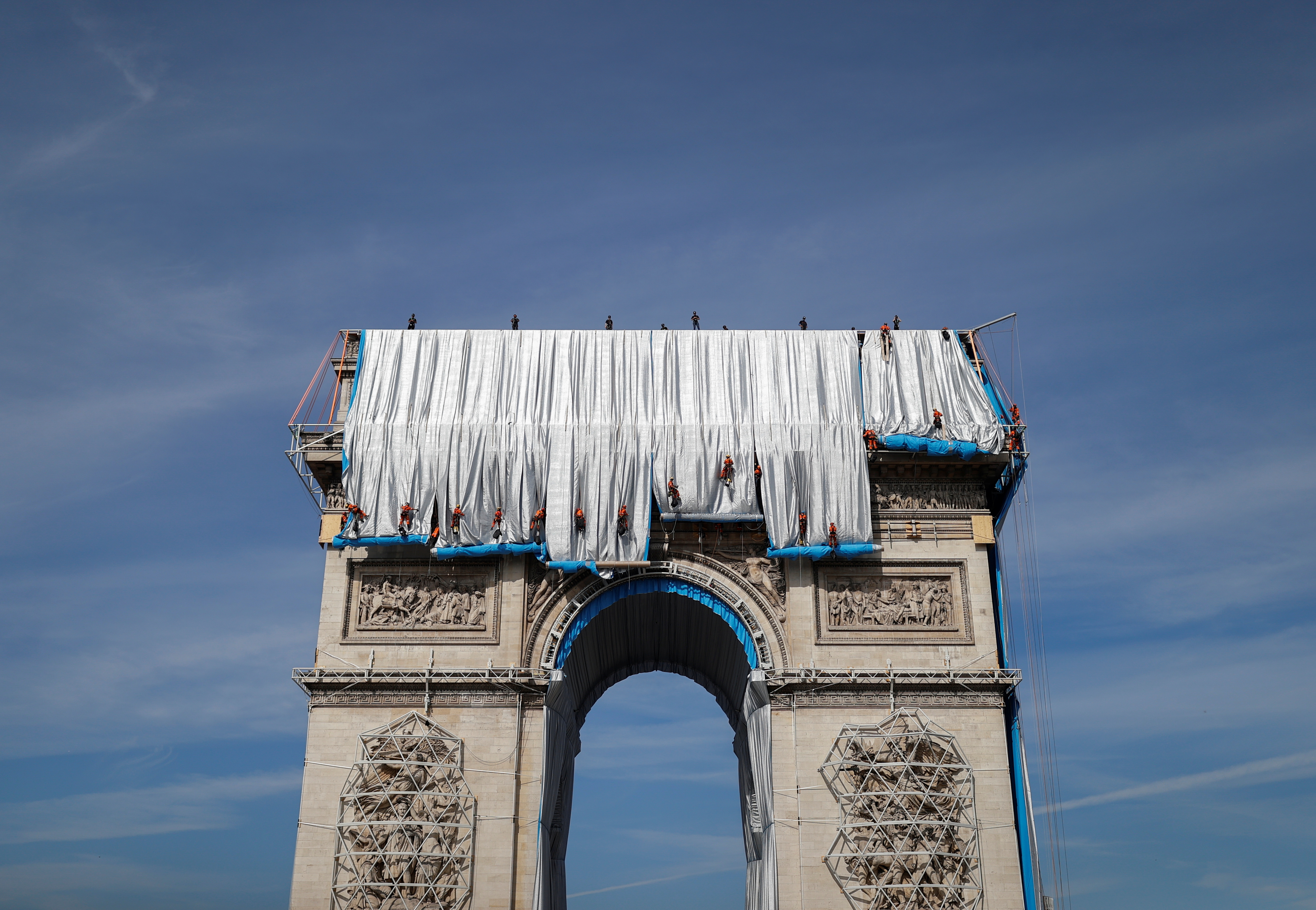 L'emballage de l'Arc de Triomphe rêvé par Christo a commencé à Paris