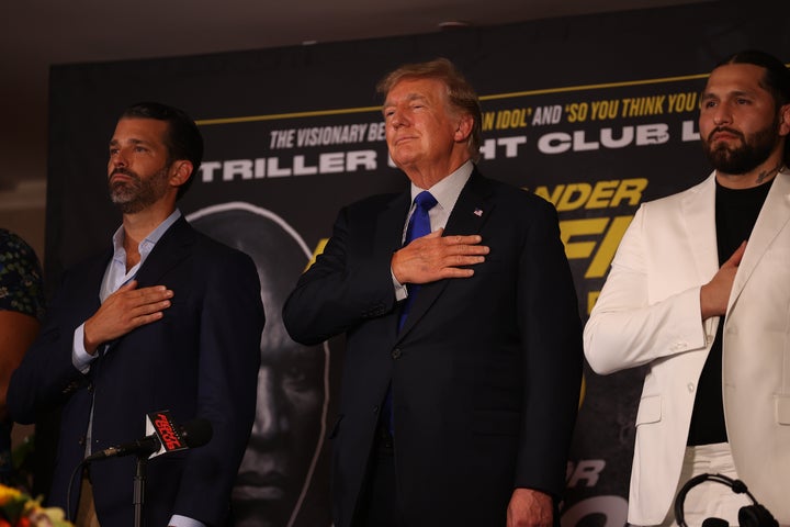 Trump toma un jab débil en los resultados de las elecciones durante el comentario de boxeo 2 Donald Trump y Donald Trump, Jr., intervinieron con análisis para combates de box en Florida.