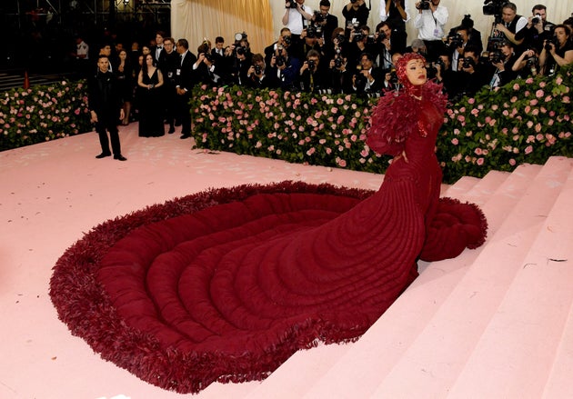 Η Κάρντι Μπι προσέρχεται στο Metropolitan Museum of Art Costume Institute Benefit Gala του 2019 στην Νέα Υόρκη. 