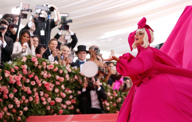 H Lady Gaga καταφθάνει στο MET Gala του 2019.