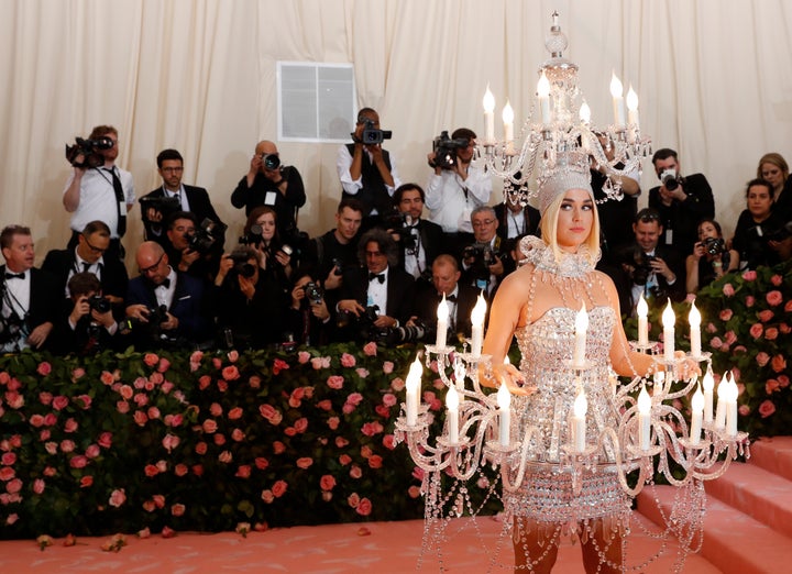 Η Κέιτι Πέριθ ως άλλο «κηροπήγιο» στο MET Gala toy 2019. 