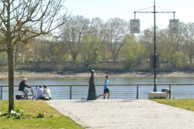 La statue de Modeste Testas à Bordeaux a été découverte couverte d'une substance blanche, le 13 septembre 2021. Capture d'écran Google Maps.