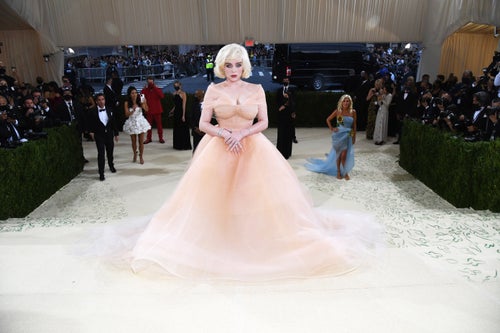 ビリー・アイリッシュ、マリリン・モンロー風のドレスに反響 「肌を