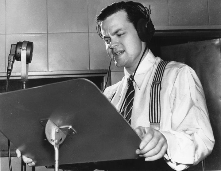 Ο Όρσον Γουέλς κατά τη διάρκεια ραδιοφωνικής εκπομπής, Νέα Υόρκη 1938 (AP Photo). 