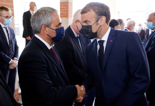Avec le Beauvau, Macron (ici le 14 septembre à Roubaix en train de serrer la main de Xavier Bertrand)...