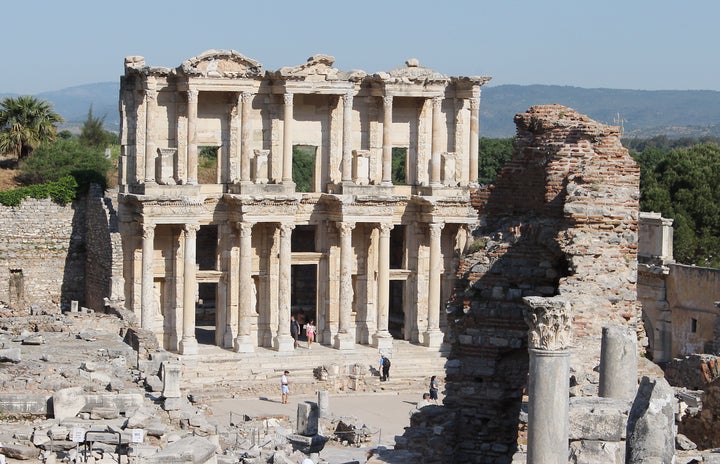 Éfeso albergaba una de las siete maravillas del mundo con la Biblioteca de ruinas helenísticas del Templo de Artemisa.