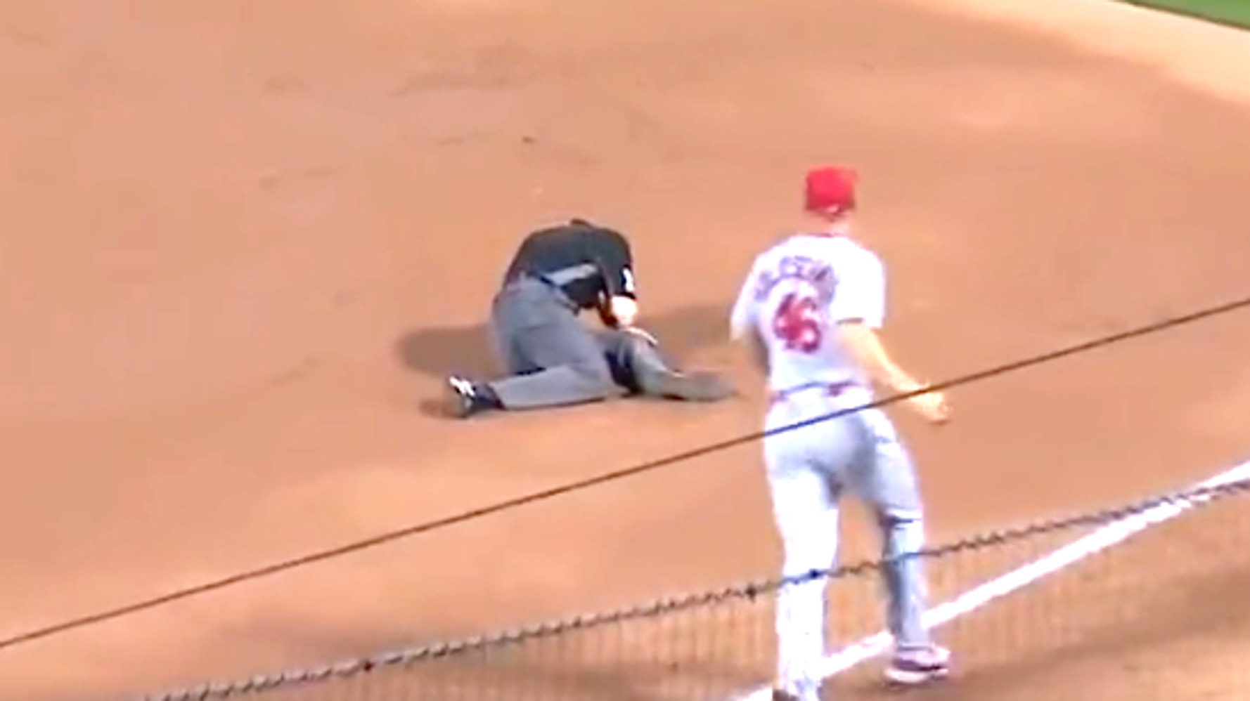 Umpire curses on hot mic during Giants-Padres game: video