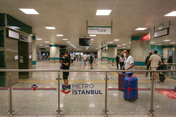 Επιβάτες που φορούν προστατευτικές μάσκες προσώπου περπατούν σε σταθμό του μετρό στην Κωνσταντινούπολη, Τουρκία, την Παρασκευή 20 Αυγούστου 2021. (Φωτογραφία: Ilker Eray/GocherImagery/Universal Images Group via Getty Images)