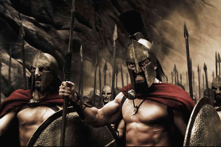 Leónidas, interpretado por Gerard Butler, junto a sus espartiatas en el film '300'.
